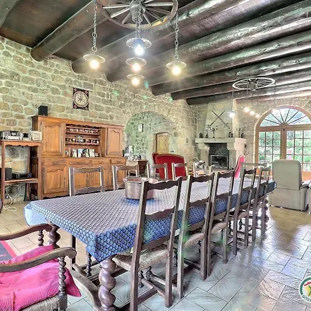 Chateau Rousset بيت للعطل *